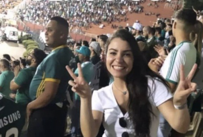 Una instagramer se infiltra en la tribuna del equipo rival, publica su ubicación y es brutalmente agredida durante un partido de fútbol