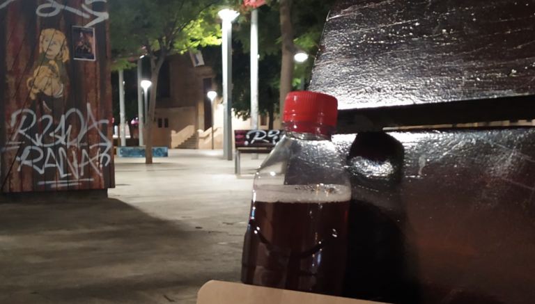 El misterio de las botellas rellenas de un extraño líquido rojo que han aparecido en diferentes puntos de Mallorca