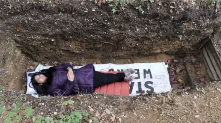 Una universidad holandesa cava una tumba para que los estudiantes reflexionen en su interior sobre la fugacidad de la vida