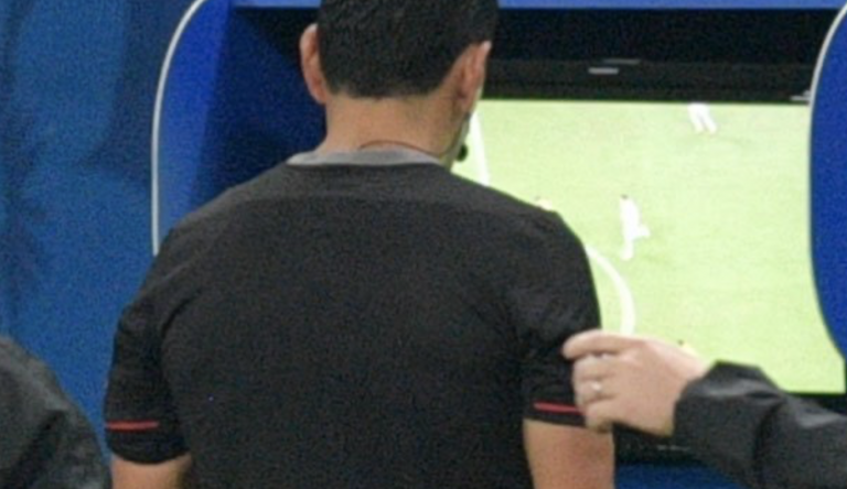 Un árbitro acude a consultar el VAR y le ponen imágenes de un parking