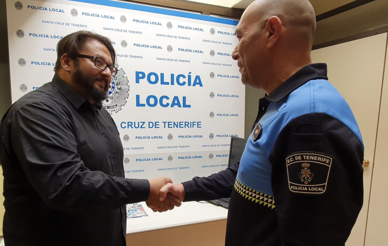 Encuentra 352 décimos de lotería de Navidad valorados en 7.040 €  y los devuelve a la Policía