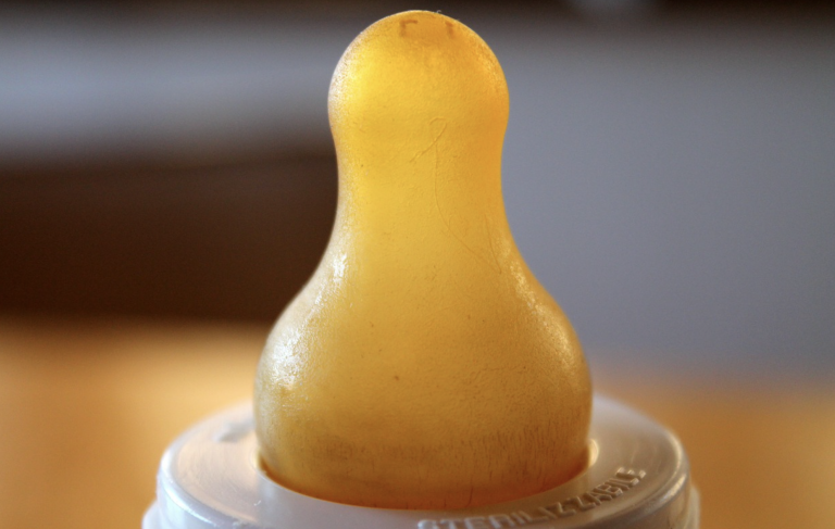 Arrestan a una pareja vegana por la muerte de su bebé, al que alimentaban con fruta pasada