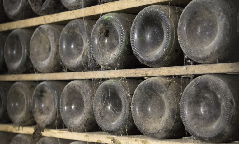 Encuentran un cargamento con 900 botellas de licor un barco hundido hace un siglo que podrían valer millones