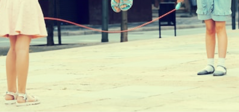 Graban a un grupo de niños saltando a la comba con el cuerpo de una serpiente