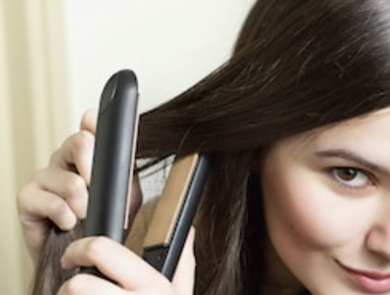 Una joven muere electrocutada al utilizar una plancha de pelo