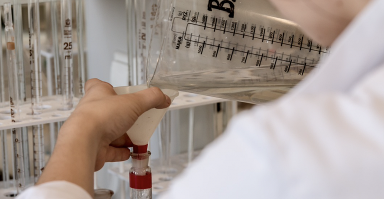 'Breaking Bad': Detienen a dos profesores de química acusados de fabricar metanfetamina