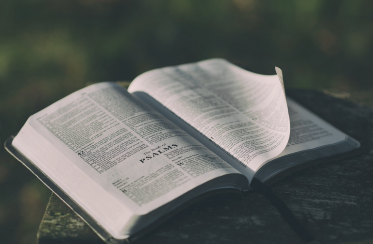 Una familia emplea 153 días en escribir La Biblia a mano y consigue un batir un Récord Guinness