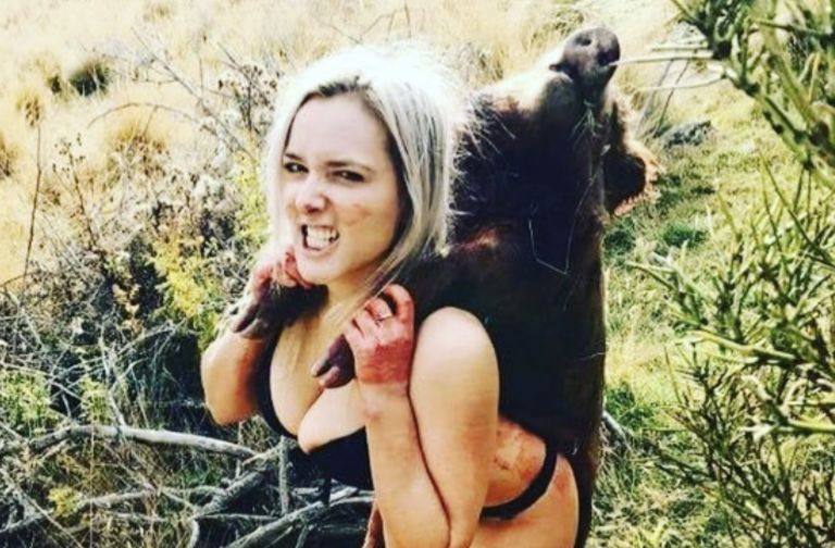 Una cazadora levanta polémica por posar con sus capturas ligera de ropa y compartir las imágenes en Instagram
