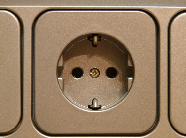Encuentra en su casa una caja fuerte oculta tras el aplique de un enchufe estropeado