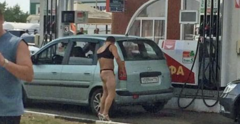 Una gasolinera ofrece descuentos para los clientes que reposten en bikini
