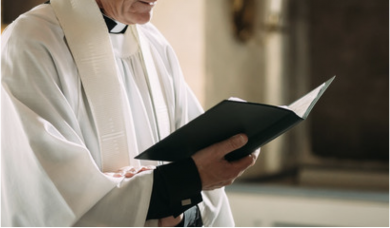 Denuncian a un sacerdote por las duras palabras que le dedicó a un difunto durante su entierro
