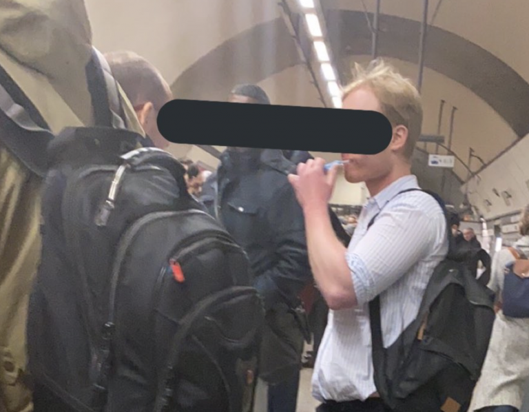 Fotografían a un joven lavándose los dientes en el metro y escupiendo en el andén
