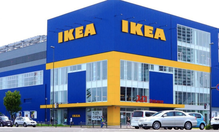 Encuentran a un fugitivo buscado por la justicia dormido en un sillón de una tienda de IKEA