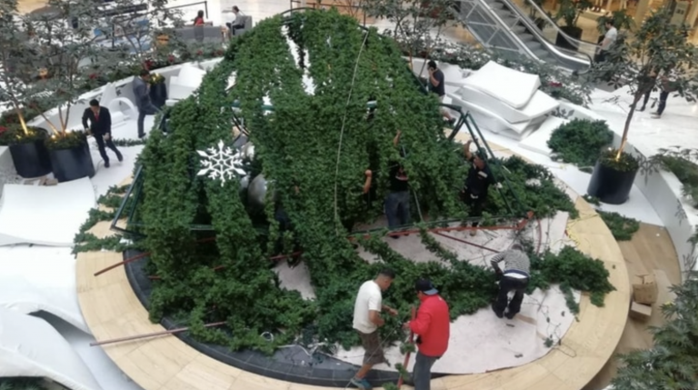 Un árbol de Navidad gigante se desploma y aplasta a un empleado en un centro comercial