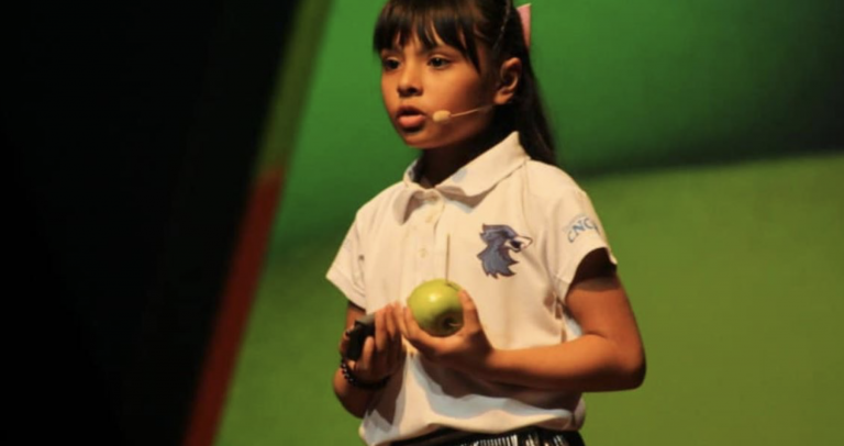 Adhara, la niña que tiene un cociente intelectual superior a Einstein y Hawking