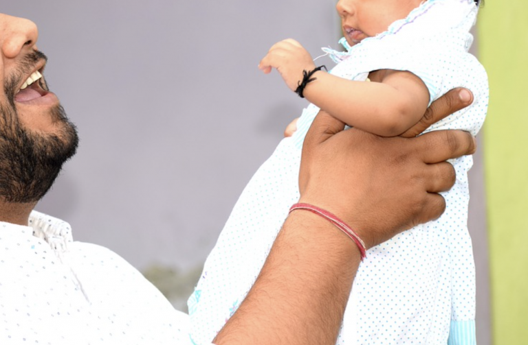 Piden 7 años de cárcel para un padre de Santander por zarandear a su bebé y causarle graves lesiones