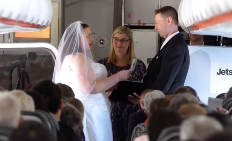 Boda de altura: una pareja se casa en pleno vuelo, entre Nueva Zelanda y Australia