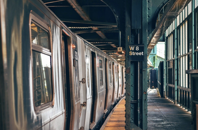 Muere un hombre al 'surfear' sobre un vagón del metro de Nueva York