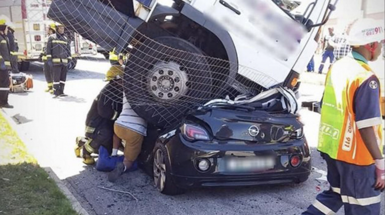 Una mujer sobrevive después de que un camión cayera sobre su coche con ella dentro