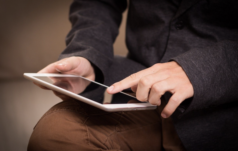 La publicación de un vídeo sexual en las redes sociales provoca que uno de los implicados se vaya de Francia