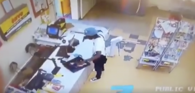 Un cliente roba a un ladrón mientras atraca un supermercado