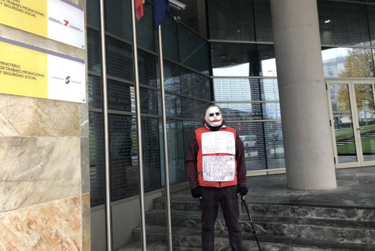 Un hombre protesta frente la Seguridad Social disfrazado de Joker para que le paguen su incapacidad