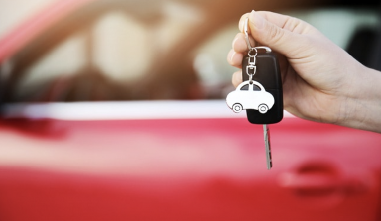 Los clientes de un restaurante le regalan un coche a una camarera que andaba 22 kilómetros diarios para ir a trabajar