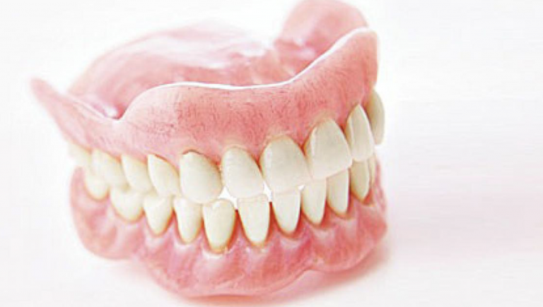 Un anciano ingresado tras tragarse su dentadura postiza mientras comía tortitas