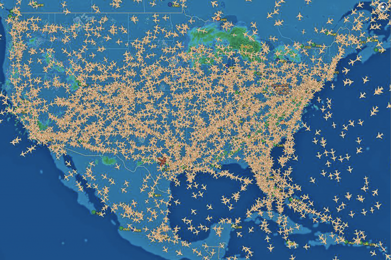 La impresionante imagen del tráfico aéreo que se produjo la víspera del Día de Acción de Gracias en EEUU