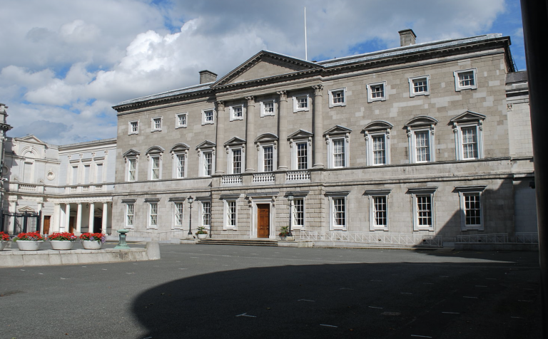 El Parlamento irlandés se gasta un millón de euros en una impresora que no cabe por la puerta del edificio