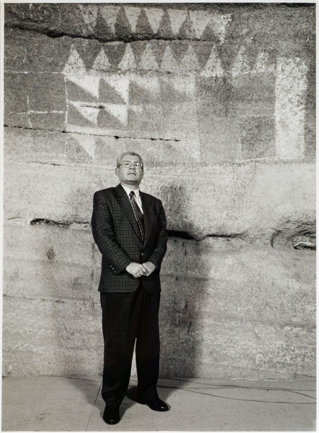 Celso Martín de Guzmán en el interior de la Cueva Pintada.