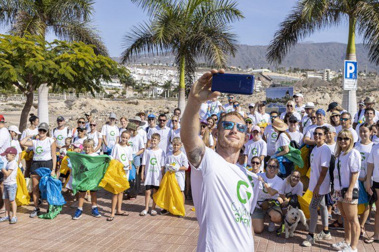 Más de cien personas participan en la limpieza de La Caleta