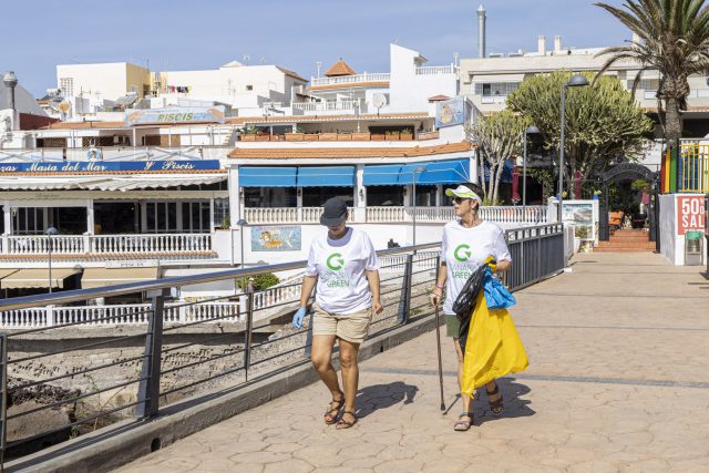 Más de cien personas participan en la limpieza de La Caleta 21 Coast clean up 8949