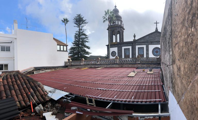 El Ayuntamiento de La Laguna ultima la instalación de la cubierta provisional del Ateneo