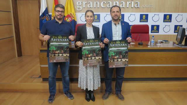 De izq a dcha Sergio Alonso Guacimara Medina y Jesús Díaz con el cartel de la XVIII edición