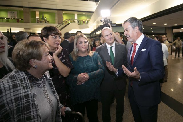 El belenista Fernando Benítez explicando los detalles de este año