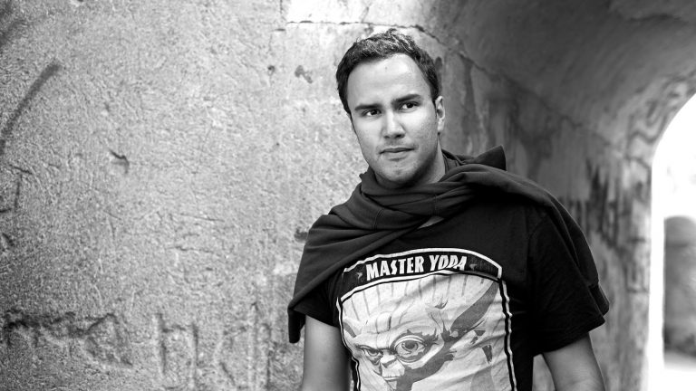 El cineasta Armando Ravelo presenta en la Biblioteca Insular su novela ‘Doramas bajo los pies de nadie’ con la que irrumpe en el panorama literario