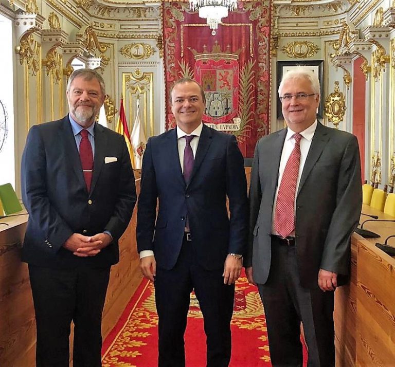 El alcalde mantiene un encuentro con el embajador de Alemania en España