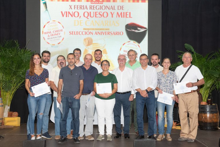 Los alumnos de la Escuela de Apicultura del Cabildo reciben sus diplomas en la clausura del primer curso en Gran Canaria
