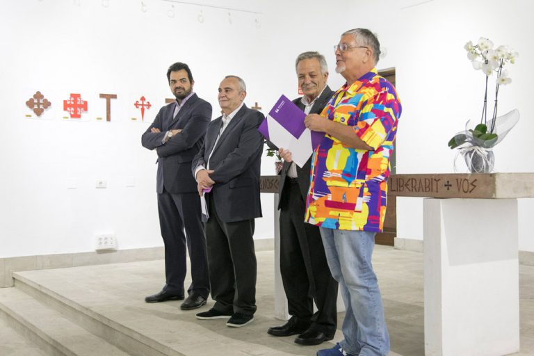 Una exposición en la ULL desentraña la historia y la relación de las cruces con las matemáticas