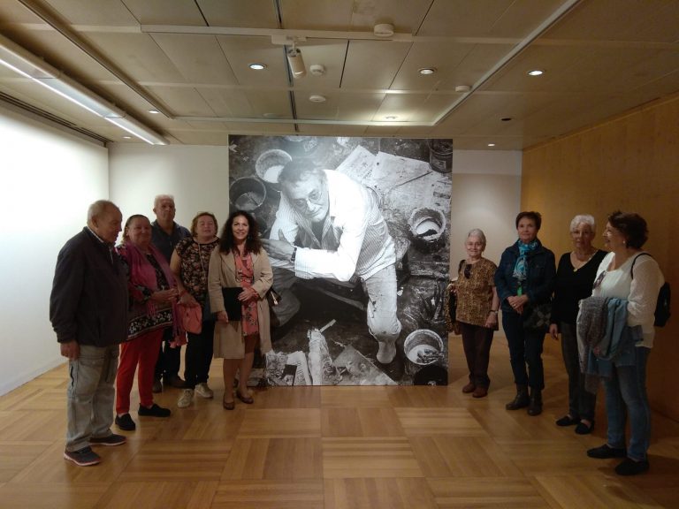 Las personas mayores disfrutan de los talleres y actuaciones gratuitas que impulsa el Ayuntamiento de Santa Cruz