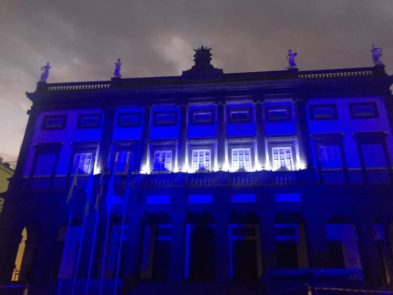 El Ayuntamiento ilumina las Casas Consistoriales para conmemorar el Día Universal de los Derechos del Niño