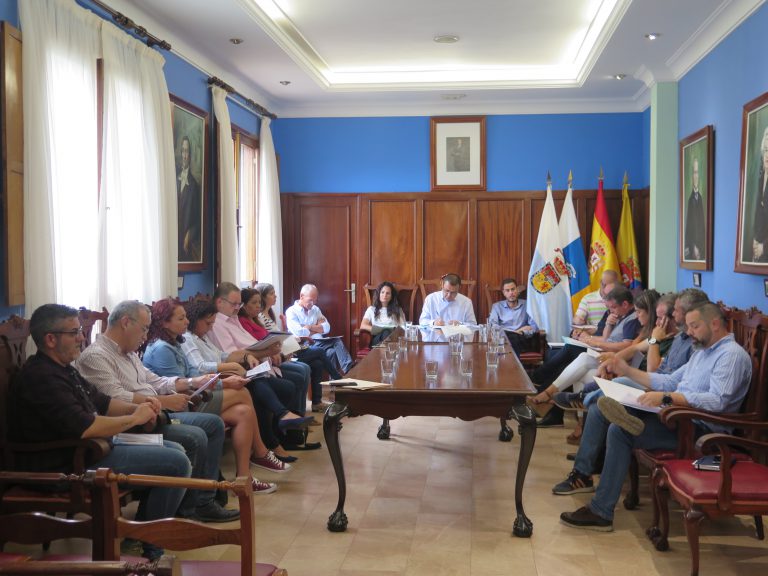 Pedro Rodríguez expulsa al concejal del PP “por intentar boicotear la sesión y sus continuas faltas de respeto al Pleno”