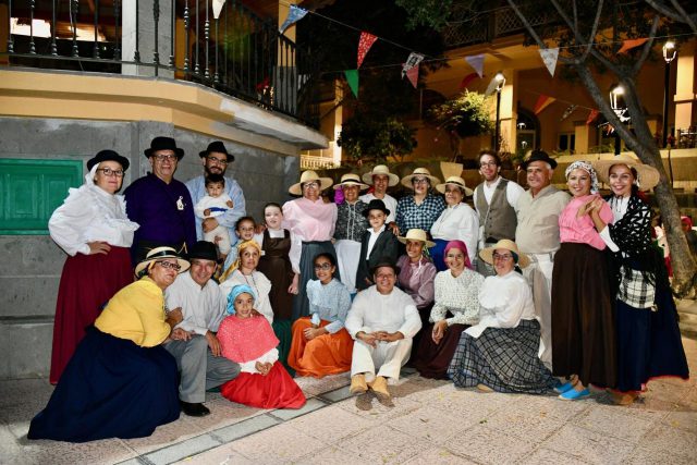 Las ediles Alonso y Medina junto a los alumnos del aula de baile tradicional de las Escuelas Artísticas de Mogán