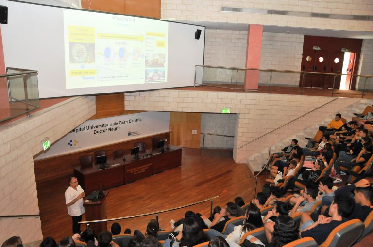 Un grupo de jóvenes conoce en el Hospital Dr. Negrín la infección VIH y sus modos de transmisión y prevención