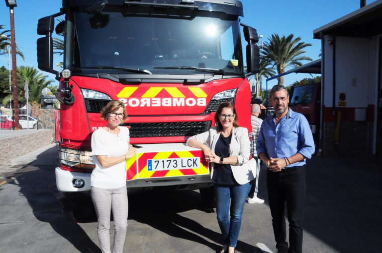 Un nuevo vehículo es presentado para formar parte de la dotación del parque de bomberos de San Bartolomé de Tirajana