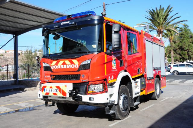 Un nuevo vehículo es presentado para formar parte de la dotación del parque de bomberos de San Bartolomé de Tirajana 44 PRESENTACION CAMION DE BOMBEROS22