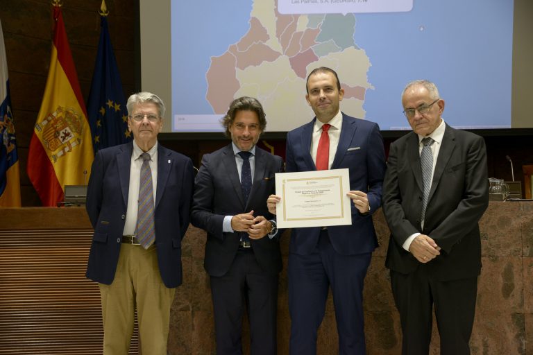 Guaguas Municipales recibe el Premio de Excelencia a la Transparencia Digital en la sede del Parlamento de Canarias