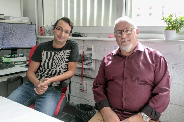 El Investigador Brasileño sidney Ribeiro comparte con un grupo de la ULL su técnica para preparar nanocristales