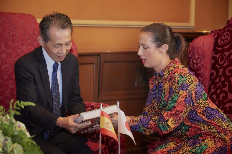 El Ayuntamiento de Santa Cruz recibe la visita oficial del cónsul de Japón